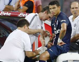 Thiago Silva se lesion&oacute; en el amistoso que su equipo jug&oacute; ayer ante el Napoli. Foto: AFP