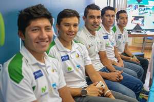  De izquierda a derecha: Carlos Quishpe, Sebasti&aacute;n Rodr&iacute;guez, Jos&eacute; Ragonessi, Pablo Hidalgo y Henry Vel&aacute;sco, son 5 de los 9 miembros del Movistar team Ecuador. Foto: Santiago Aguirre / EL TEL&Eacute;GRAFO.
