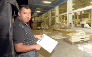 Antes de las 19:00, William Godoy ya est&aacute; en la planta de Editogran, en la av. Carlos Julio Arosemena de Guayaquil, a la espera de que le despachen los ejemplares que lleva hasta Azuay. Fotos: Pilar Vera |  El Tel&eacute;grafo