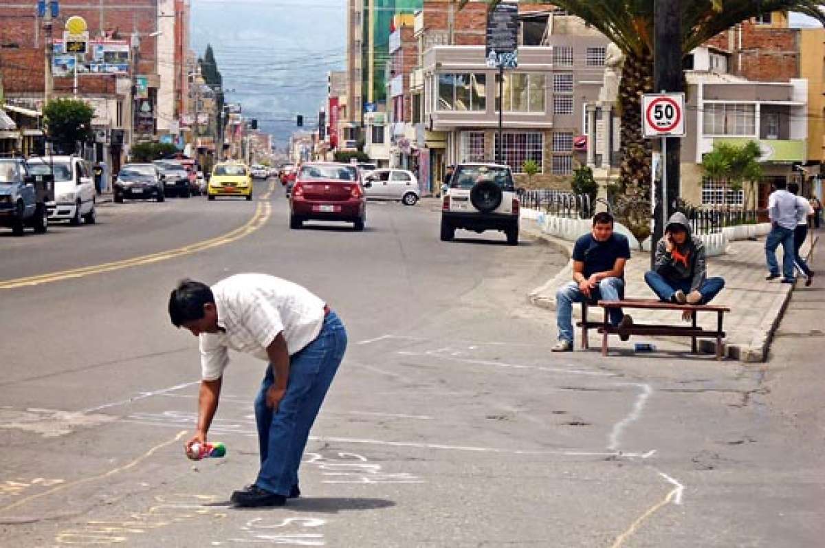 Desde el pasado viernes, los riobambe&ntilde;os separan un lugar en la calle Vel&oacute;z para poder apreciar el desfile C&iacute;vico Estudiantil de hoy. Foto: ELIZABET MAGGI para El Tel&eacute;grafo