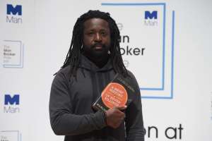 El escritor  jamaicano Marlon James, luego de la entrega del premio Man Booker. Foto AFP
