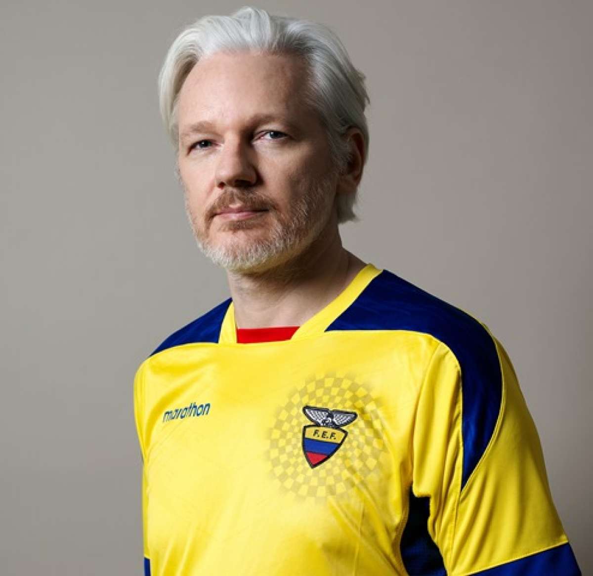 Aqu&iacute; el fundador de WikiLeaks con la camiseta del equipo ecuatoriano.