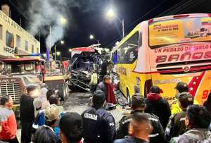 Panamericana Sur se ti&ntilde;e de luto: cinco muertos por choque de buses en Riobamba
