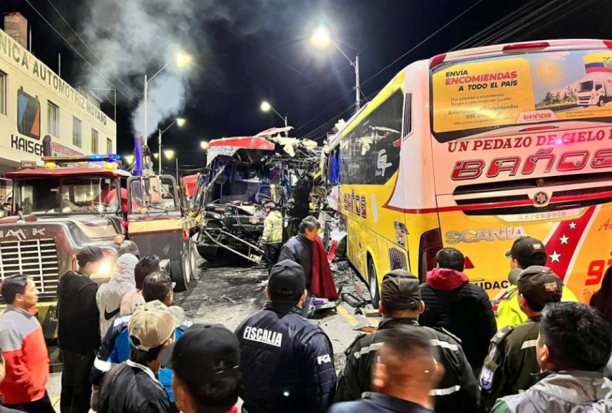 Panamericana Sur se ti&ntilde;e de luto: cinco muertos por choque de buses en Riobamba
