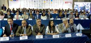 Primer fila de izquierda a derecha: C&eacute;sar Carri&oacute;n, exdirector del Hospital de la Polic&iacute;a implicado en el caso 30-S; Alberto Molina, militar en servicio pasivo; Fausto Cobo, exasamble&iacute;sta de Sociedad Patri&oacute;tica; Macarena Valarezo, exconcejal de Quito por el PSC; Fernando Callejas, exalcalde de Ambato por el PSC; y, Milton Castillo, excandidato a la Alcald&iacute;a de Quito por Pachakutik. En la segunda fila de izquierda a derecha:  Emanuel Orellana; Mariuxi Pinargote; Carlos Mera; Diana Medina; Franco Romero, exasamble&iacute;sta del PSC; Fanny Campos, excoordinadora de Pachakutik; Enrique Herrer&iacute;a, exasamble&iacute;sta del PSC-MG; Mar&iacute;a de Lourdes Alc&iacute;var, esposa de Guillermo Lasso; C&eacute;sar Encalada; Jacinto Aguirre; Mar&iacute;a Elena G&oacute;mez; Heinz Linares; y Wellington Escalante.