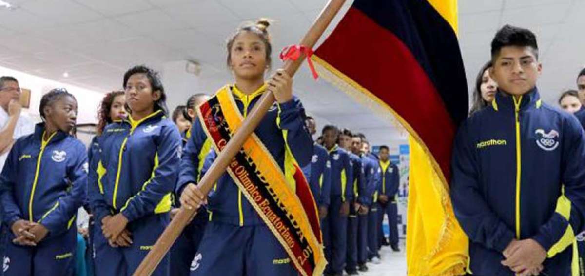 Luc&iacute;a Y&eacute;pez (c) gan&oacute; hace 2 semanas medalla de bronce en el Mundial de Lucha.