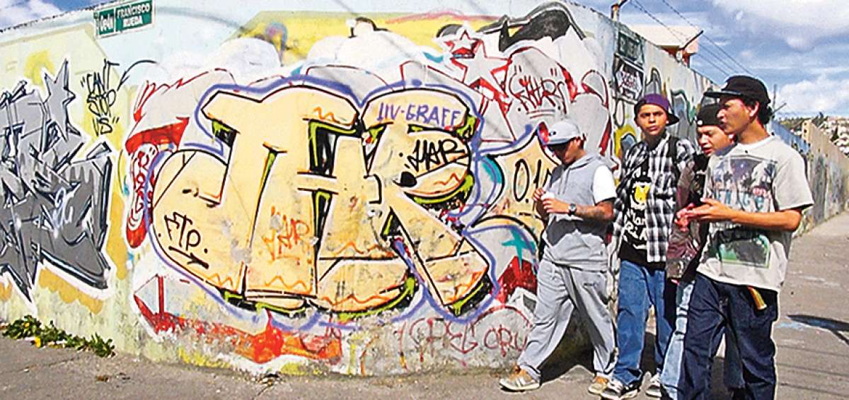 El cortometraje Black Book-F.T. transita por el barrio Solanda en los pasos de los grafiteros Guff, Frog y Jhony, quienes narran su relaci&oacute;n con el arte urbano.