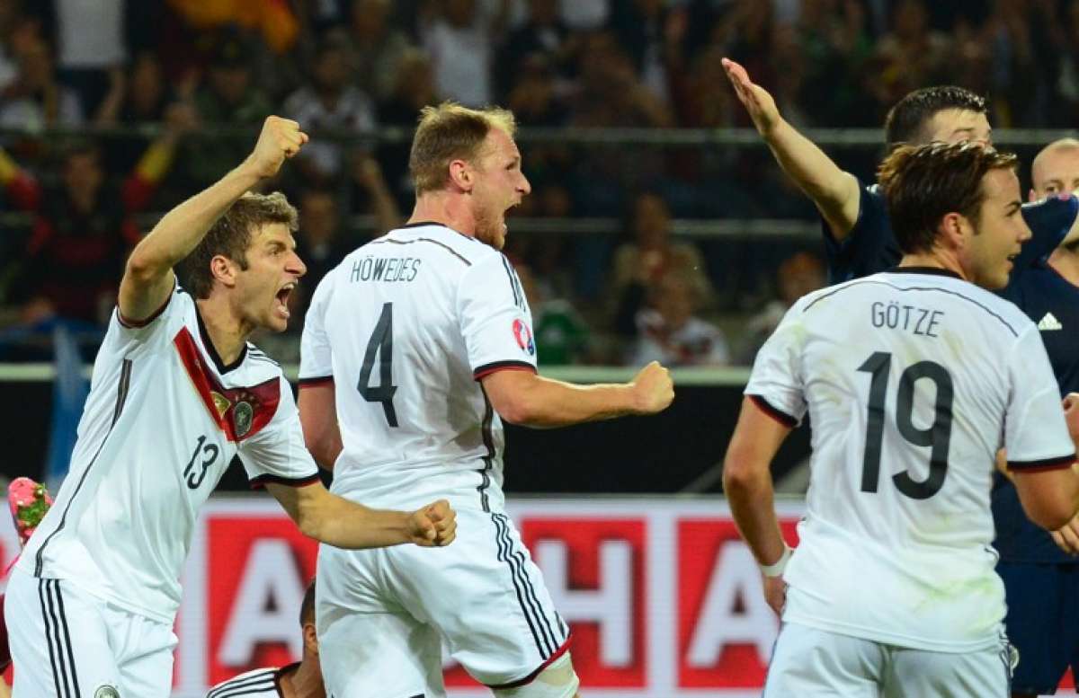 Muller (i) fue el autor de los 2 tantos con los que Alemania venci&oacute; a Escocia. Foto: AFP