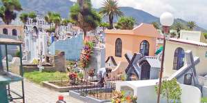 La calle Espa&ntilde;a es el principal acceso a este camposanto que tiene mucha historia y tradici&oacute;n en Riobamba. Foto: Elizabeth Maggi / para El Tel&eacute;grafo