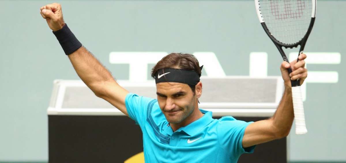 Federer salva dos bolas de partido y vence al franc&eacute;s Paire