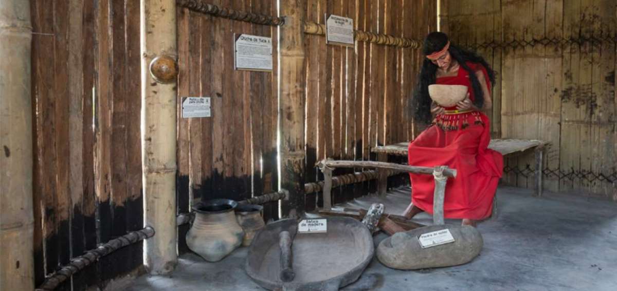 La casa de una familia shuar forma parte de la exhibici&oacute;n.  Los espacios son de tama&ntilde;o real.