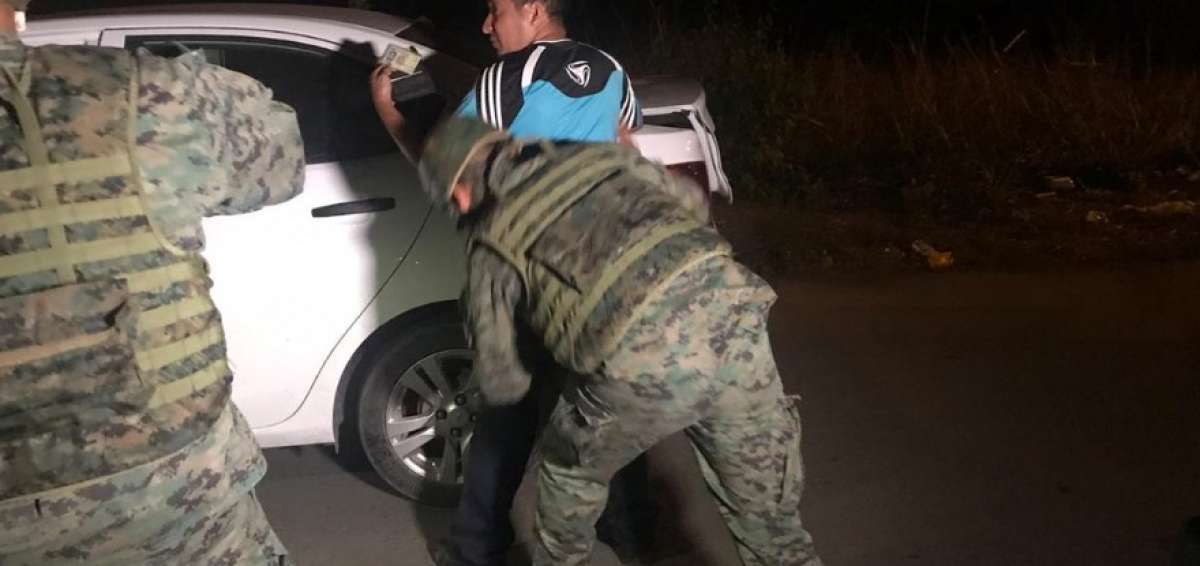 Militares ecuatorianos en una operaci&oacute;n de control en v&iacute;as del pa&iacute;s.
