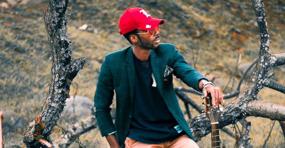 Wanner Jeisser Vernaza, su nombre de pila, naci&oacute; en Santa Cruz, de la Regi&oacute;n Insular, e inici&oacute; en la m&uacute;sica en su ni&ntilde;ez cantando y luego tocando el piano.