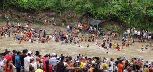 Centenares de personas disfrutaron del r&iacute;o Solanillo durante este &uacute;ltimo feriado de carnaval. En el sitio hay diversos puestos de comida a disposici&oacute;n de los turistas.