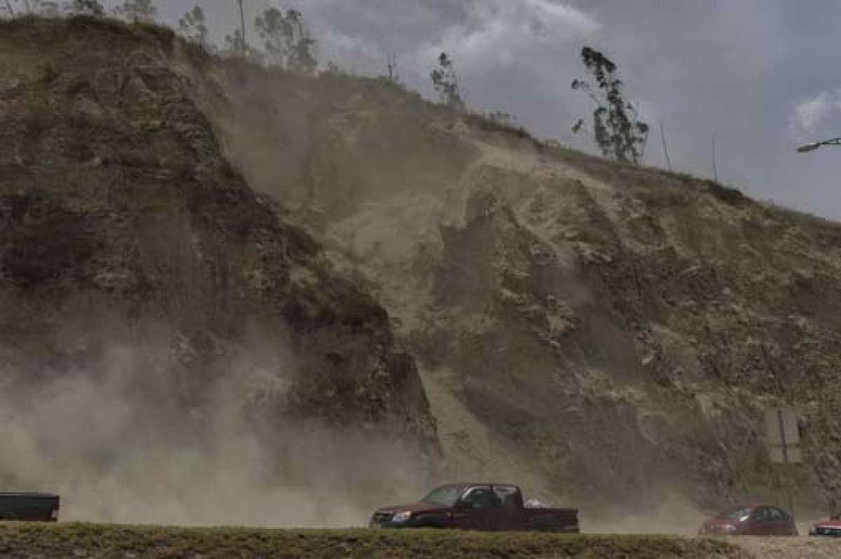 Un nuevo deslizamiento de tierra se produjo en la v&iacute;a Guayllabamba-Oyacoto con las 3 r&eacute;plicas del sismo, que se vivi&oacute; en la capital. No hubo v&iacute;ctimas ayer. FOTO: MIGUEL JIM&Eacute;NEZ.