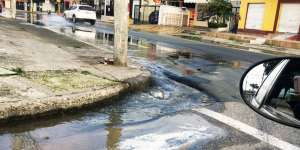 La fuga de agua provoc&oacute; que la calzada se inundara y dificultara el paso de peatones.