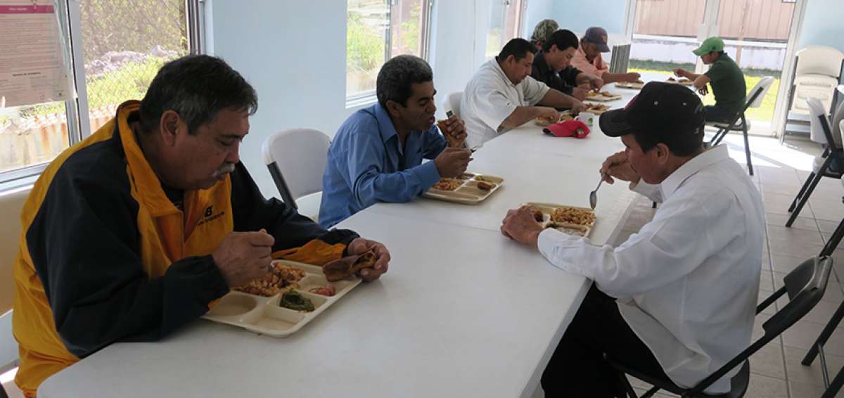Los emigrantes reciben ayuda en la Senda de la Vida. Los viajeros se alimentan de forma gratuita en el lugar.  