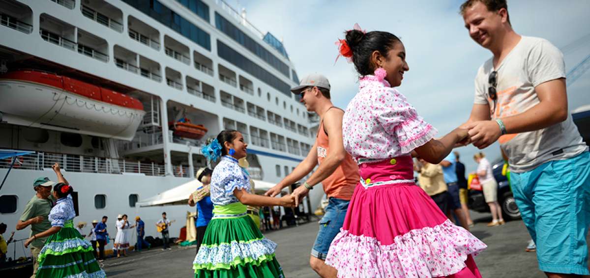 Integrantes del grupo Alas de Colibr&iacute; bailaron con varios de los pasajeros de la enorme embarcaci&oacute;n.