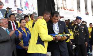 El Primer Mandatario de Ecuador entreg&oacute; al capit&aacute;n de la selecci&oacute;n la bandera nacional. Foto: Presidencia de la Rep&uacute;blica