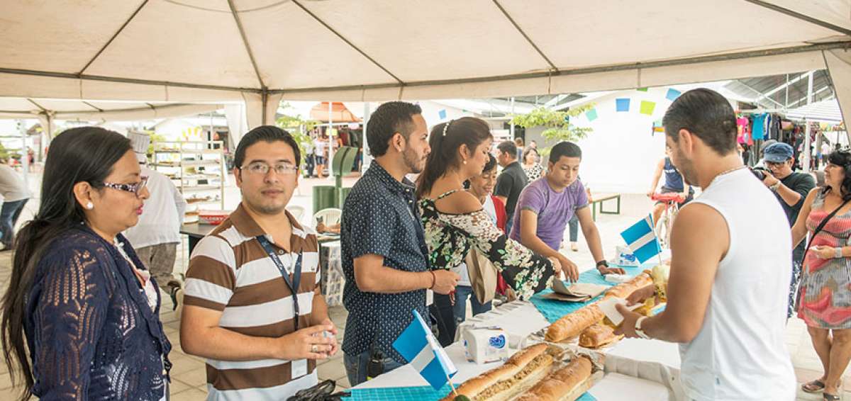 Las porciones del s&aacute;nduche eran vendidas a $ 2. Los fondos recaudados son para fines ben&eacute;ficos.