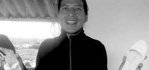 C&eacute;sar, de 38 a&ntilde;os, muestra las alpargatas que realiza con la cabuya como parte de su reinserci&oacute;n social. El taller lo tiene en su domicilio, en Otavalo. &rarr;El SNAI recopila varias fotos enviadas por las personas que cumplen actividades en la libertad controlada. Algunos se dedican a