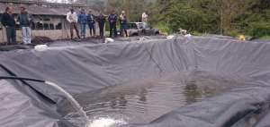 Una cubierta de geomembrana colocada en el hoyo ayuda a evitar que el l&iacute;quido se desperdicie en la tierra.