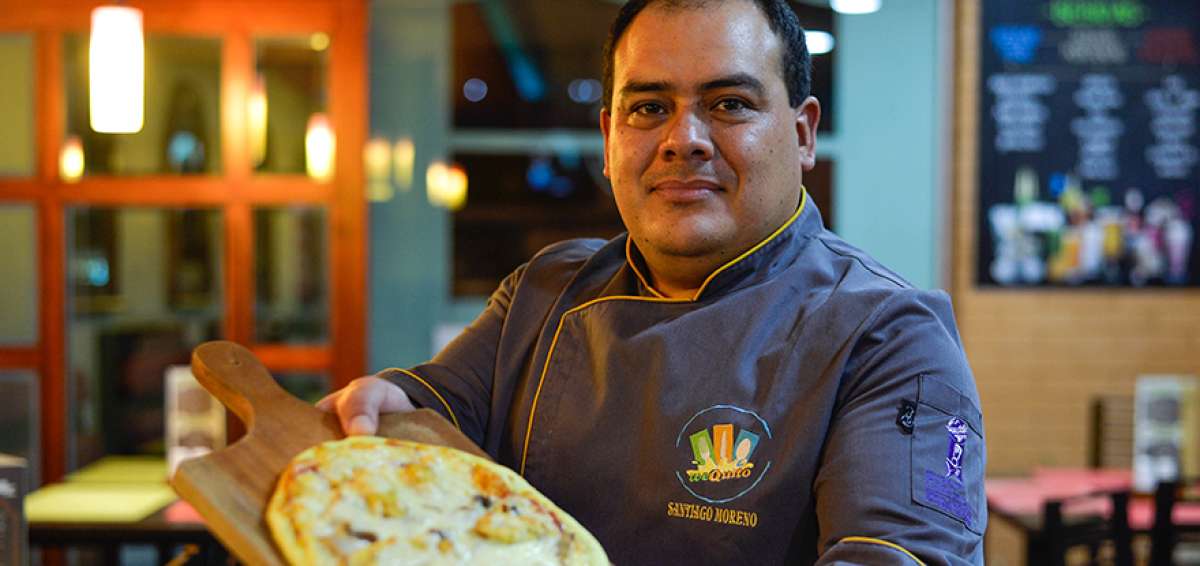 El chef Santiago Moreno aprendi&oacute; de su abuela c&oacute;mo hacer la fritada que lleva su creaci&oacute;n.
