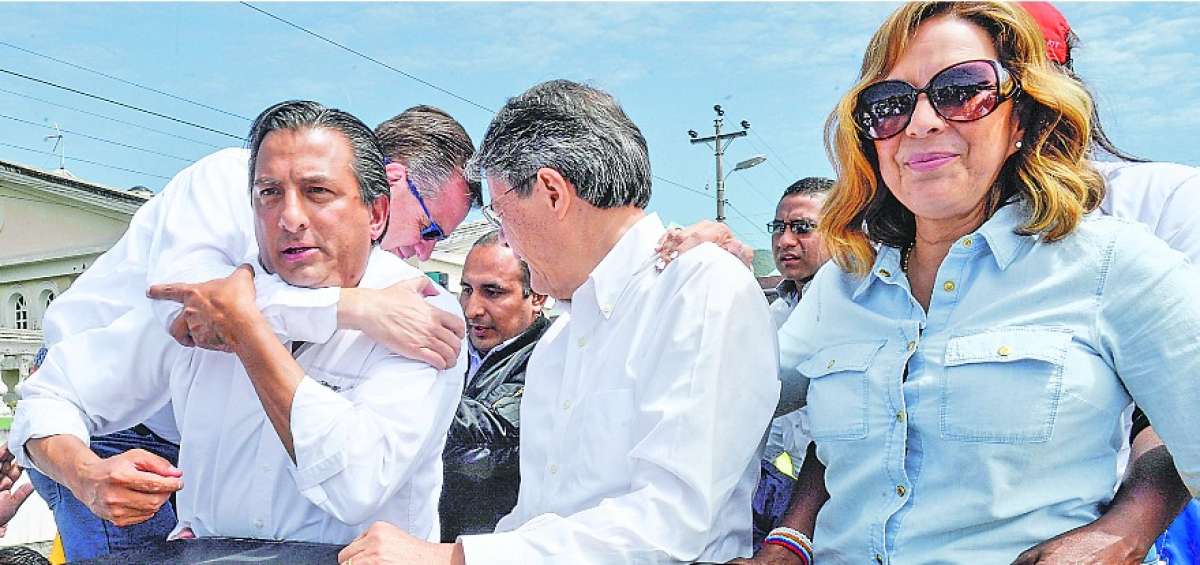 P&aacute;ez se abraza del cuello de Diego Salgado para subir al jeep en donde equivocadamente se embarc&oacute; Lasso.
