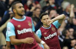 El argentino Mauro Z&aacute;rate (der.) celebra el primer tanto del West Ham frente al Chelsea, ayer en el estadio Boleyn Park. Foto: AFP