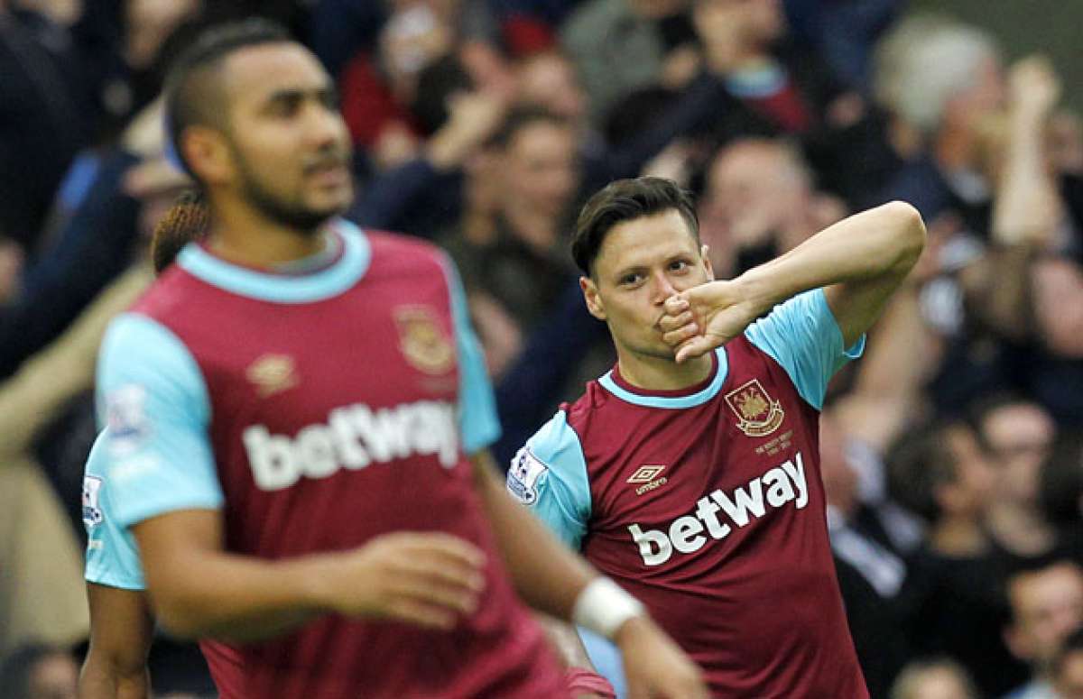 El argentino Mauro Z&aacute;rate (der.) celebra el primer tanto del West Ham frente al Chelsea, ayer en el estadio Boleyn Park. Foto: AFP