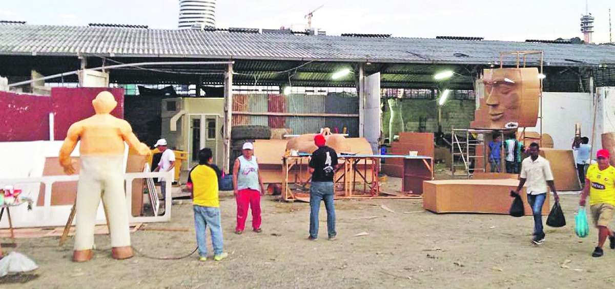 Cristian Bravo Cruz pertenece a la quinta generaci&oacute;n de su familia que se dedica a esta actividad. Ellos son los pioneros en la elaboraci&oacute;n de los monigotes.