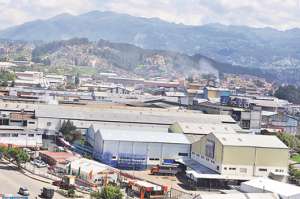 La empresa de donde escap&oacute; el gas no ser&aacute; sancionada debido a que su personal actu&oacute; inmediatamente para controlar el percance. Foto: Jos&eacute; Luis LLivisaca |  El Tel&eacute;grafo