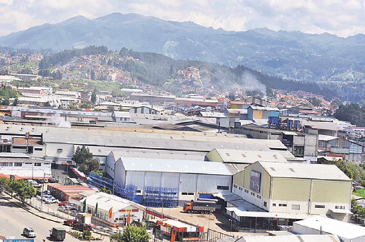 La empresa de donde escap&oacute; el gas no ser&aacute; sancionada debido a que su personal actu&oacute; inmediatamente para controlar el percance. Foto: Jos&eacute; Luis LLivisaca |  El Tel&eacute;grafo