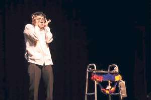 La longevidad y el retorno a la inocencia se circunscriben en una historia risible, interpretada por Lucho Mueckay, sin dejar de lado la nostalgia. Foto: Cortes&iacute;a Laura Castiblanco