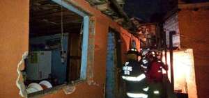 Bomberos inspeccionan la estructura del inmueble.