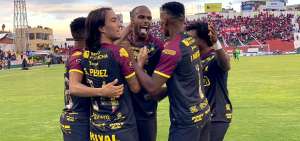 El delantero colombiano &Oacute;scar Estupi&ntilde;&aacute;n (centro) fue el autor de uno de los tres goles con los que Barcelona derrot&oacute; a T&eacute;cnico Universitario en Ambato.