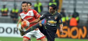 El volante de Liga de Quito, Enrique Vera (der.), domina el bal&oacute;n ante la marca del jugador de Toluca, Antonio R&iacute;os, en el partido de ayer en M&eacute;xico.