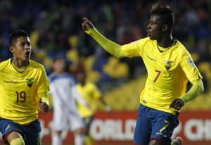 Washington Corozo (d) celebra junto a Anderson Naula, su conquista al combinado ruso. Foto: AFP