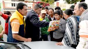 En las afueras de las instalaciones de la Delegaci&oacute;n Provincial Electoral de Tungurahua ayer acudieron candidatos y sus simpatizantes. FOTO: ROBERTO CHAVEZ