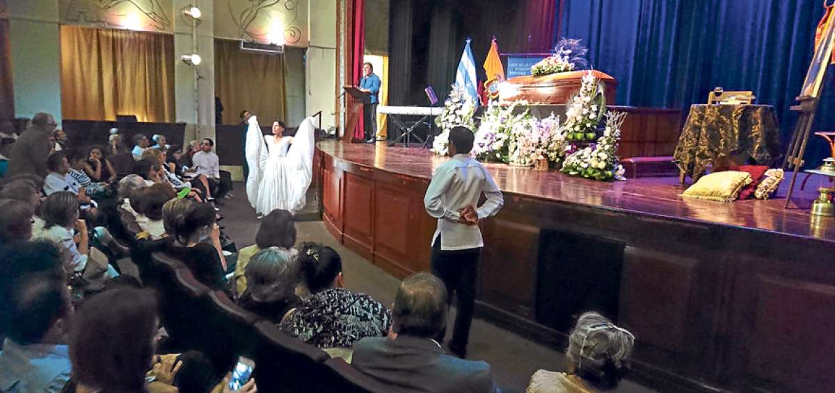 La tarde del domingo, varios de sus colegas y el p&uacute;blico en general le rindieron un homenaje en el Teatro de la Casa de la Cultura del Guayas.        