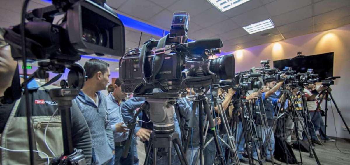El periodismo es una profesi&oacute;n que no tiene horarios. En la actualidad, los reporteros est&aacute;n amparados por la ley de Comunicaci&oacute;n.