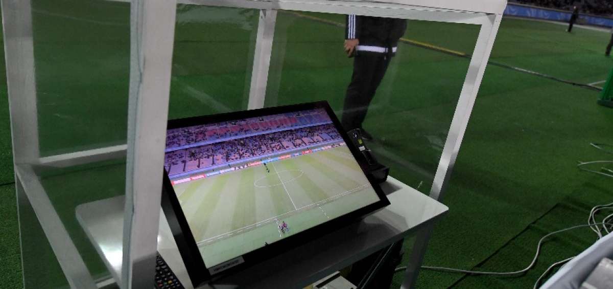 El sistema cuenta con un monitor al borde de la cancha para que el juez central vea las repeticiones. 