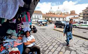 El informe tambi&eacute;n recomienda que los comerciantes otavale&ntilde;os, ubicados a un costado de la plaza, pueden permanecer en el sitio con mejor mobiliario. Foto: Miguel Castro/El Tel&eacute;grafo