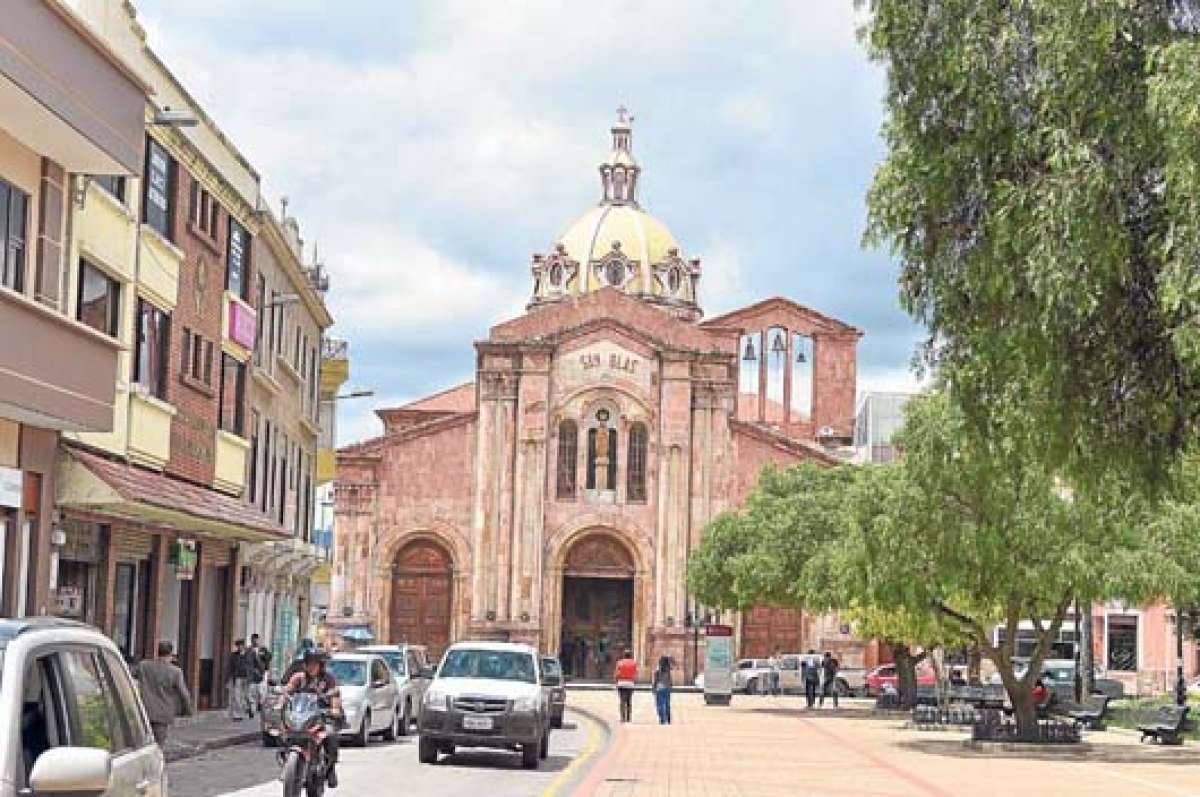 En los escritos se se&ntilde;ala que al sacerdote y licenciado en C&aacute;nones Juan Mu&ntilde;oz y Gal&aacute;n, se le otorga en propiedad la parroquia de San Blas y es quien da comienzo a la primera construcci&oacute;n del templo el 3 de mayo de 1557. Foto: Jos&eacute; Luis LLivisaca.