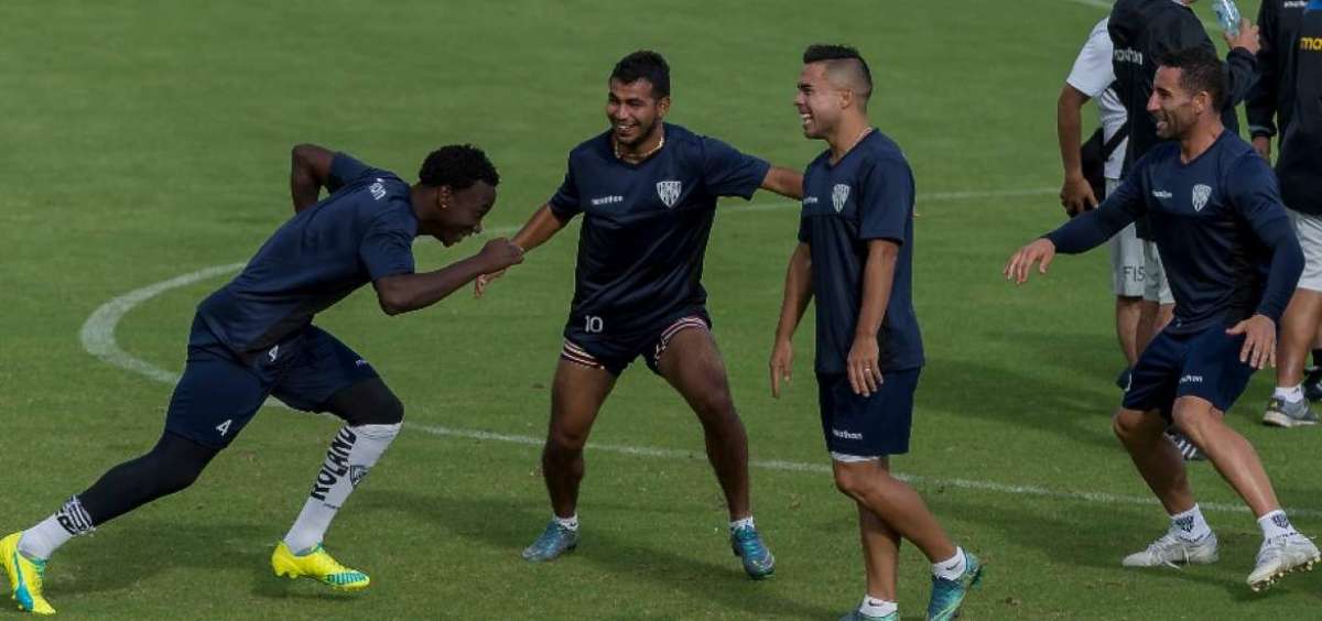 Luis Caicedo (izq.) bromea con Junior Sornoza (centro) y Jonny Uchuari durante un entrenamiento. 