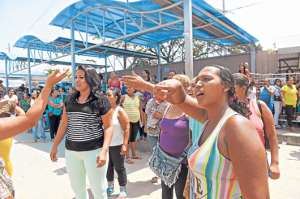 Mujeres que en el mes de marzo se quejaron por la forma en que se realizaban las visitas. Foto: Carina Acosta / El Tel&eacute;grafo