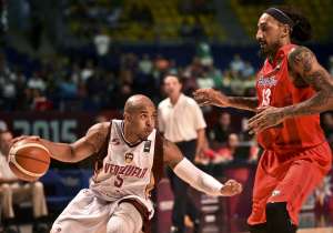 Renaldo Belkman (i), de Venezuela, protege el bal&oacute;n ante el boricua Gregory Vargas. Foto: AFP