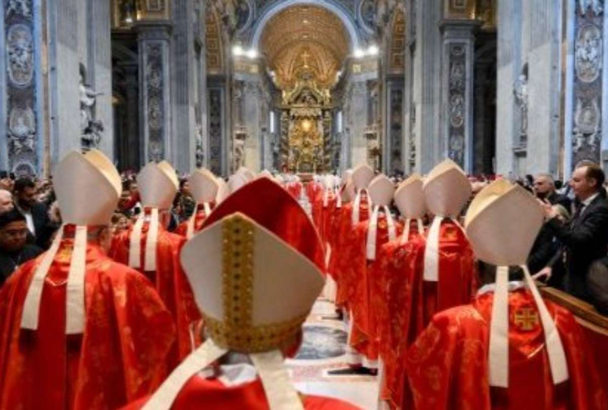 Seguidores de la Iglesia Católica esperan en la Plaza de San Pedro para conocer al nuevo Papa.