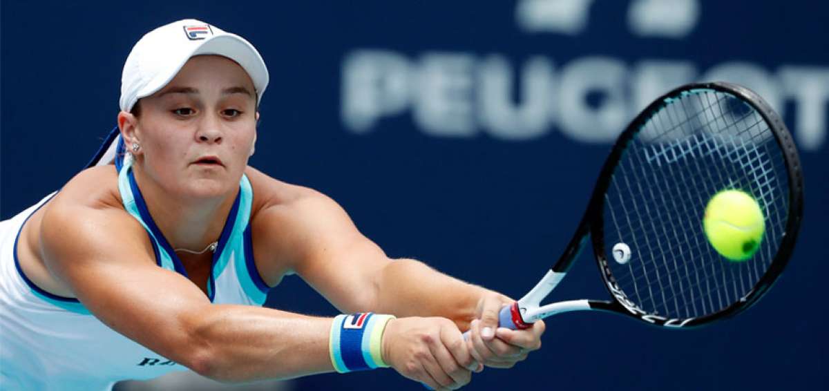 La tenista Ashleigh Barty golpea la pelota durante la final del Abierto de Miami que se disput&oacute; en la cancha del estadio Sun Life.