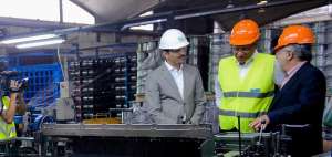 El vicepresidente Jorge Glas durante un recorrido en las instalaciones de Alambrec. 